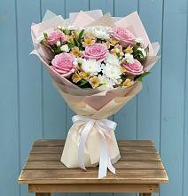 Букет цветов из:  Гвоздики, Орхидеи и Розы в Сеймчане