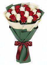 Букет Микс из красных и белых роз в Сеймчане