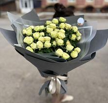 Букет Белые кустовые розы Солинеро в Сеймчане