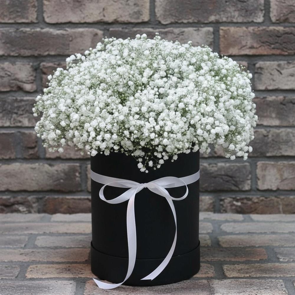 Цветочная композиция из Гипсофила в шляпной коробке в Сеймчане