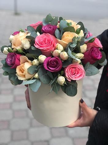 Цветочная композиция из Розы в шляпной коробке в Сеймчане