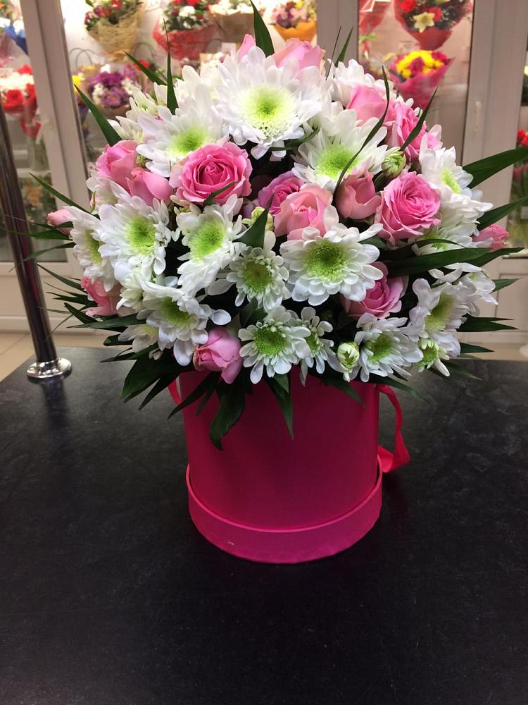 Цветочная композиция из Розы и Хризантемы в шляпной коробке в Сеймчане