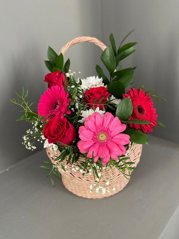 Цветочная композиция из Розы, Хризантемы и Герберы в корзине в Сеймчане